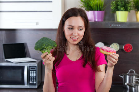 女人选择吃什么蔬菜或蛋糕