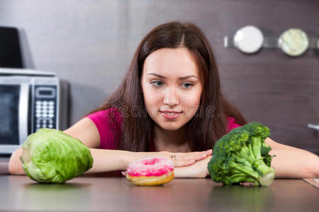 女人选择吃什么蔬菜或蛋糕