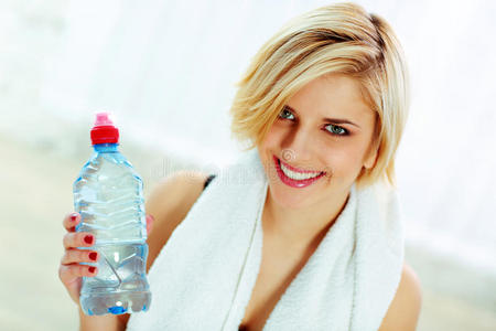 年轻开朗健康的女人拿着一瓶水