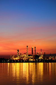 炼油厂日出景象