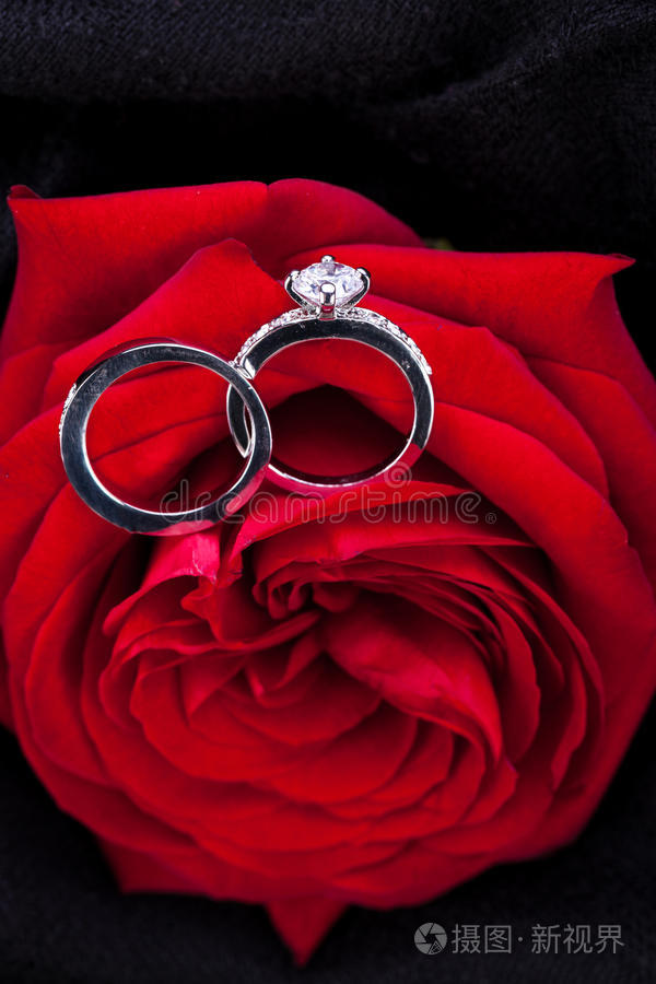红玫瑰心形钻石订婚戒指