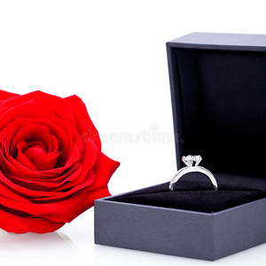 一束红玫瑰订婚戒指