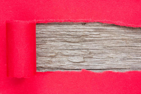 撕开的红纸露出木板