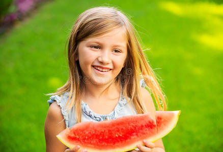 可爱的小西瓜可爱的小女孩吃西瓜照片