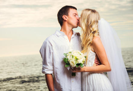 新郎新娘，浪漫的新婚夫妇在婚礼上接吻