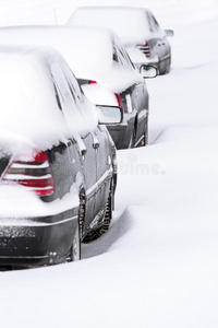 停在雪地上的汽车