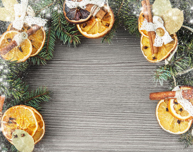 圣诞框架从冷杉树枝和橙色装饰