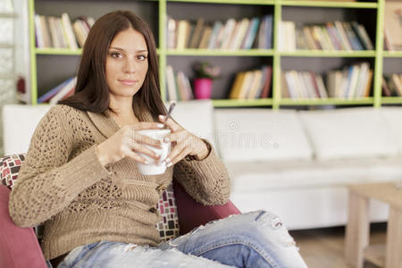 喝茶的年轻女子