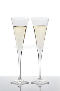 两杯白香槟。