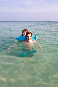 男孩子喜欢在海里游泳
