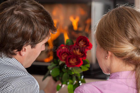 情侣玫瑰和壁炉