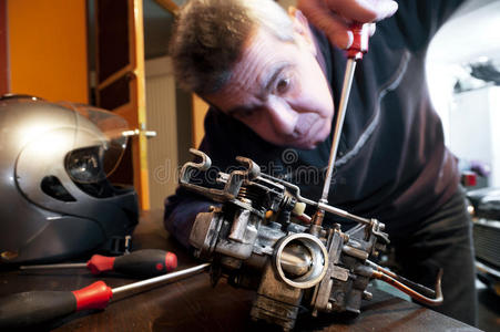 机械师修理化油器