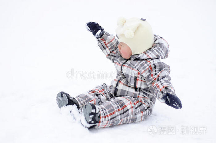 孩子在冬天玩雪