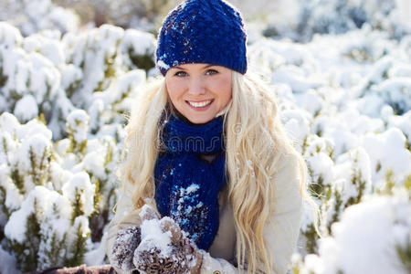 冬天的女人玩雪