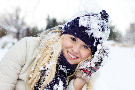 冬天的女人玩雪