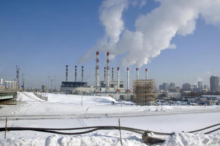 莫斯科有吸烟烟囱的发电厂。