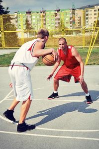 两个篮球运动员在球场上