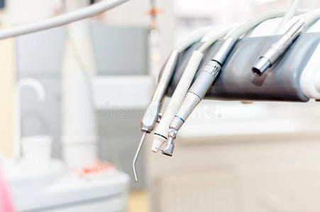 牙科医生使用的不同牙科器械和工具