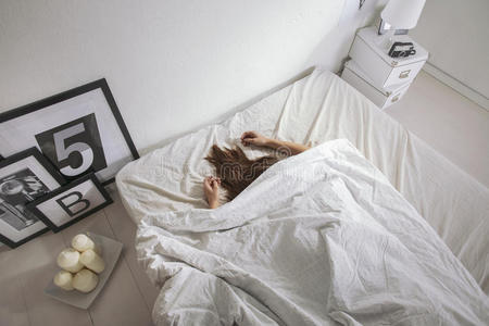 的背景下时间飞逝概念-一个人在惊恐的图片试图抓住一个旧的金属时钟