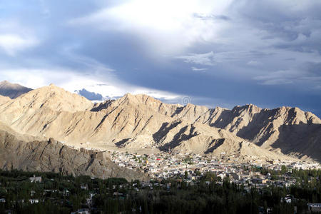 辽阔的阳光山景特写图片