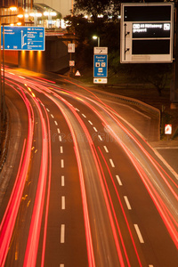 夜间高速公路上模糊的灯光图片