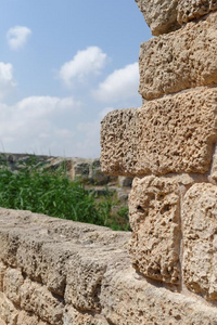 以色列考古公园中的古老风化石墙