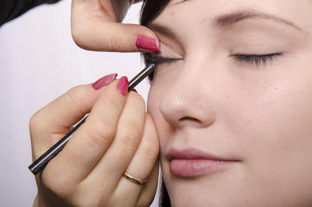 彩妆师在彩妆过程中的睫毛造型图片