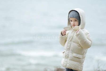 可爱的小女孩在海边玩耍