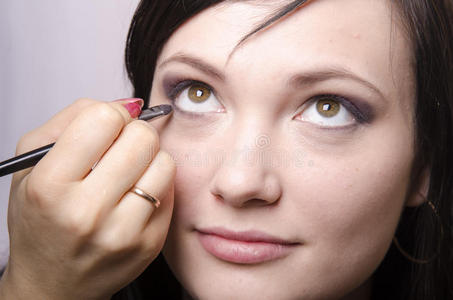 彩妆师在彩妆过程中的睫毛造型图片