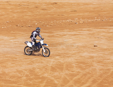 骑摩托车穿越沙漠的赛车手