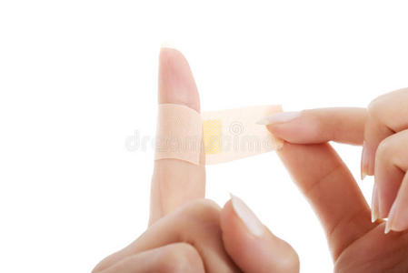 用胶带粘住女人的手指。