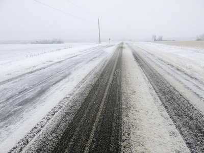 冬季道路或公路积雪，行车公司