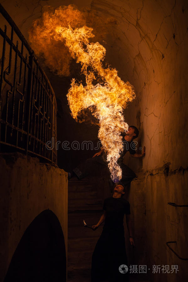 年轻人嘴里喷火