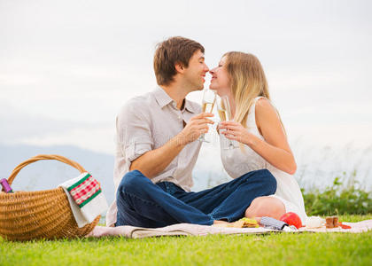 浪漫下午野餐的迷人情侣