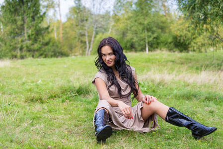 阿曼骑马优雅迷人的骑马女子美丽优雅女牛仔与马骑手优雅的女人骑马她