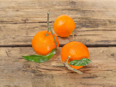 木质背景的橘子