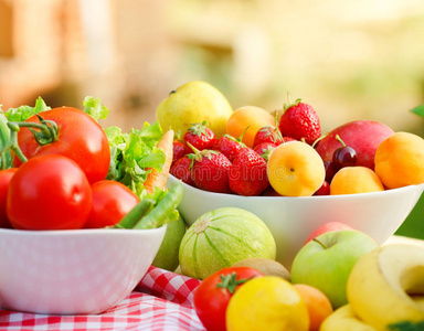 餐桌上的有机水果和蔬菜