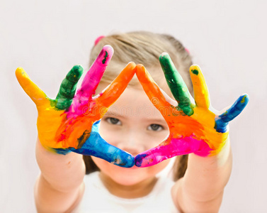 手上沾满颜料的可爱小女孩照片