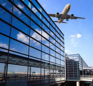 飞机和机场航站楼图片