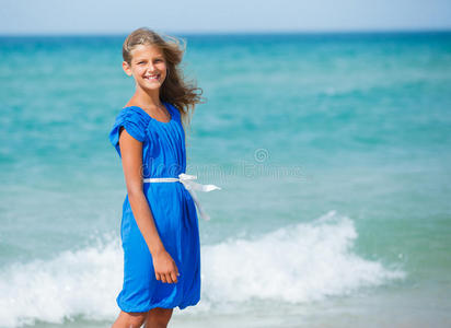 海滩上的可爱女孩图片