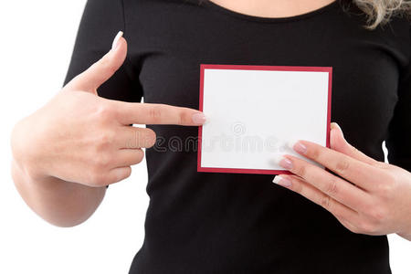 手里拿着白纸或标语牌的妇女
