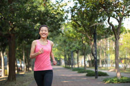 在公园跑步的健身女运动员