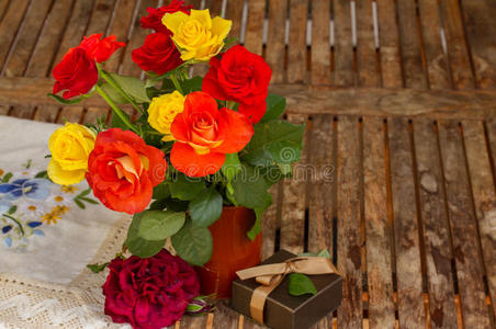 木桌上的玫瑰