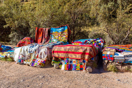 秘鲁坦博马凯纪念品市场，南美街头商店，有彩色毯子围巾布雨披