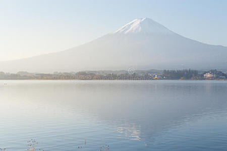 从川口湖日出富士山