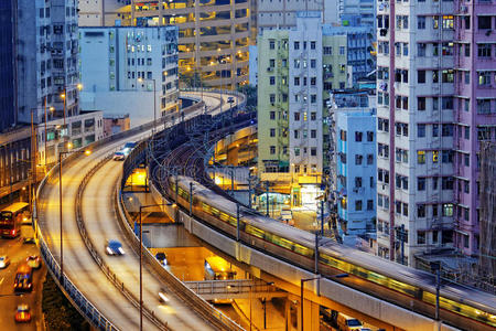 超高速列车通过香港金融中心