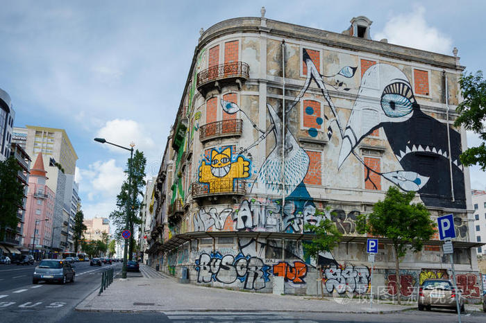 艺术树概念为您设计涂鸦墙篮球怪兽涂鸦背景与飞溅的水泥旧房子砖墙上