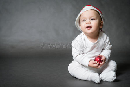 戴圣诞帽拿圣诞球的可爱男孩