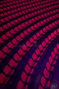 一排排空的剧院座位图片