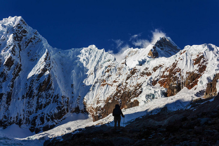 徒步旅行在科迪勒拉山系的场景